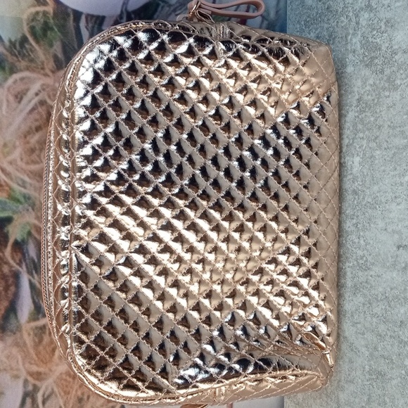 🍀 Vera Bradley Rose Gold Quilted Cosmetic Bag - Picture 2 of 6